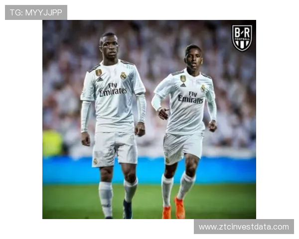 维尼修斯绯闻女友现身伯纳乌26岁三孩妈引发热议